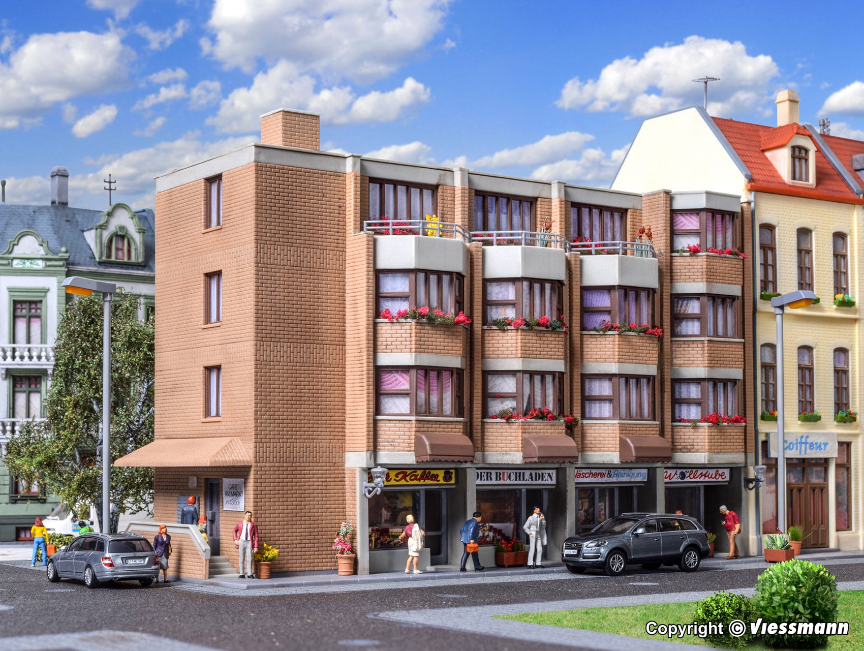 38222 - HO Apartment and business bldg.
