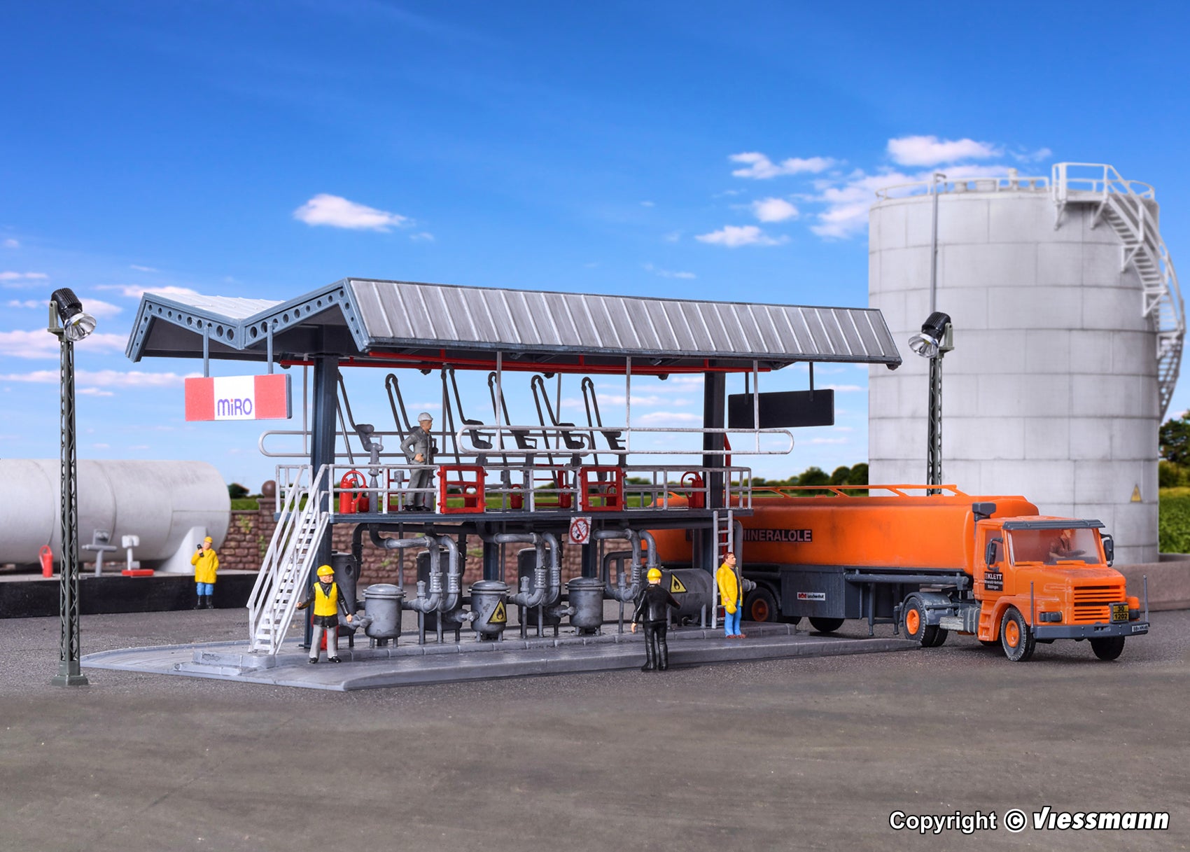 39834 - HO Miro filling st. with SCANIA truck