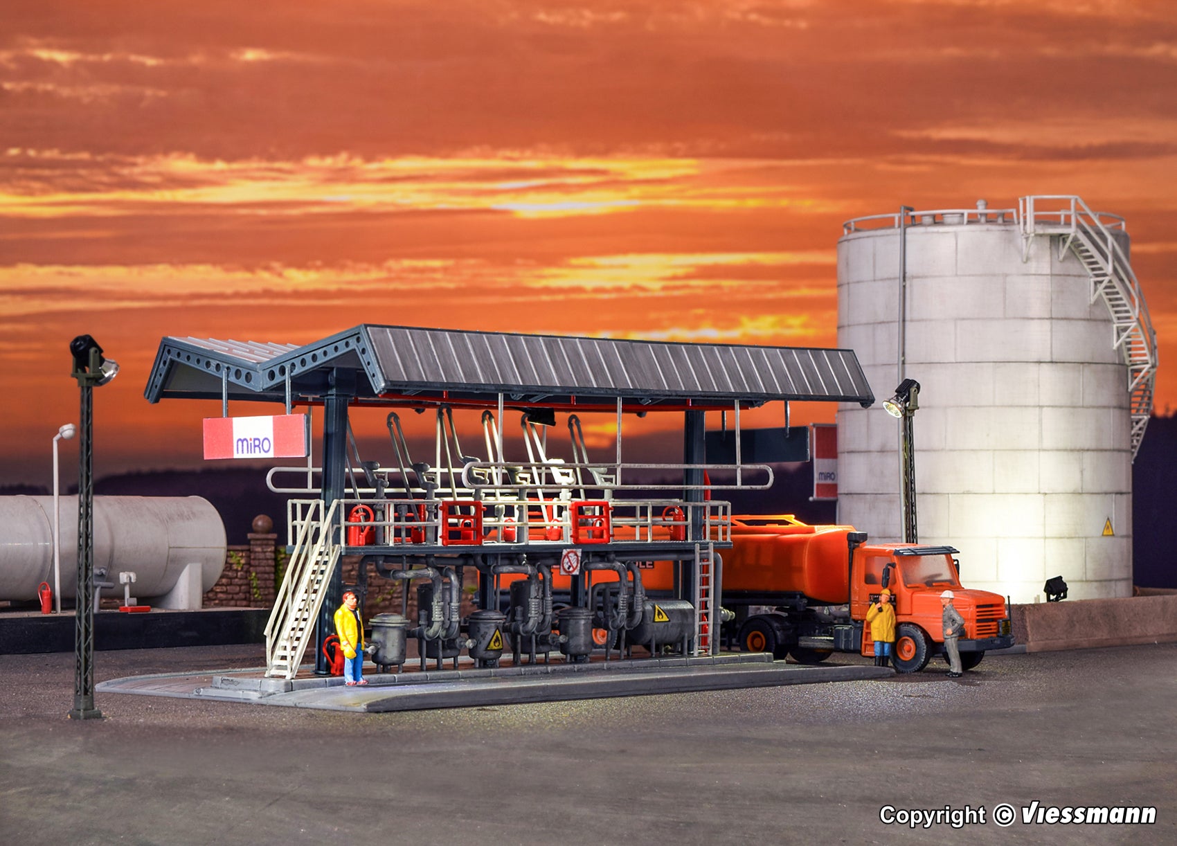 39834 - HO Miro filling st. with SCANIA truck